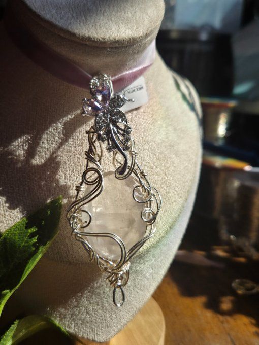 Amulette Quartz rose , fleur d'amour 