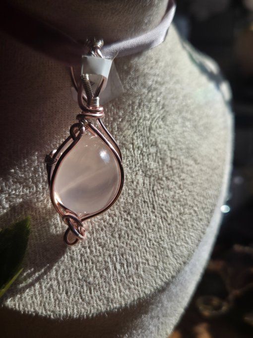 Pendentif Quartz Rose Rutile – Amour, Douceur & Énergie Amplifiée   