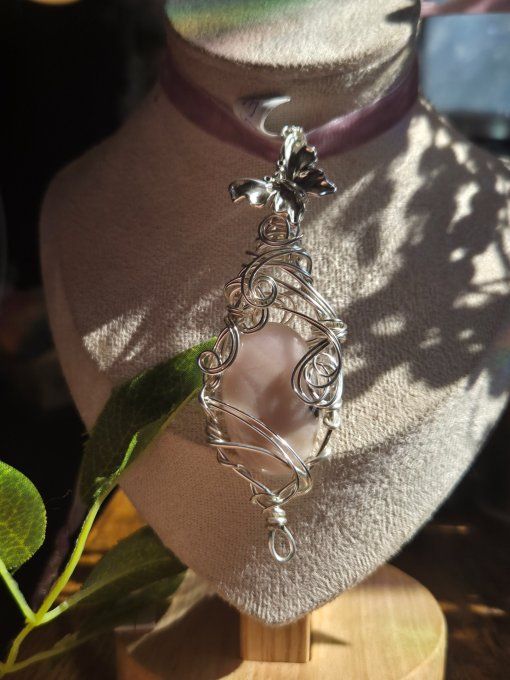 Pendentif Amulette Calcite Rose – Amour Inconditionnel & Sérénité     