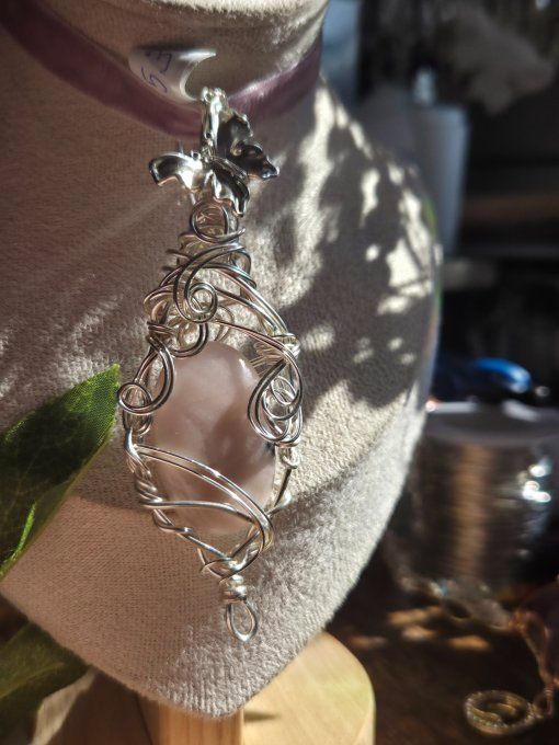 Pendentif Amulette Calcite Rose – Amour Inconditionnel & Sérénité     