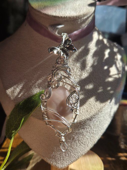 Pendentif Amulette Calcite Rose – Amour Inconditionnel & Sérénité     