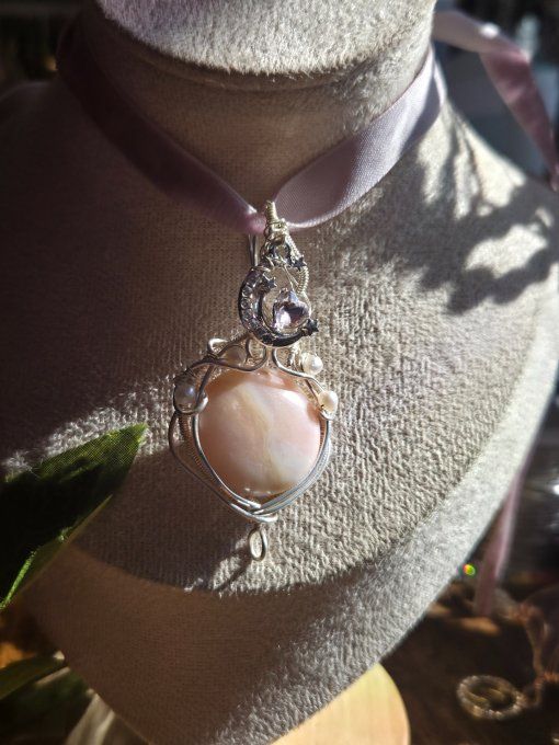 Amulette Opale Rose – Harmonie Émotionnelle & Protection Du Cœur