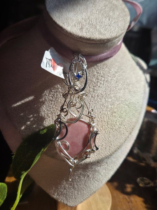 Pendentif Triple Lune – Thulite (Zoisite Rose), Équilibre Émotionnel