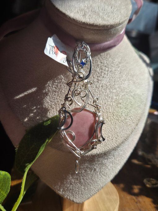 Pendentif Triple Lune – Thulite (Zoisite Rose), Équilibre Émotionnel