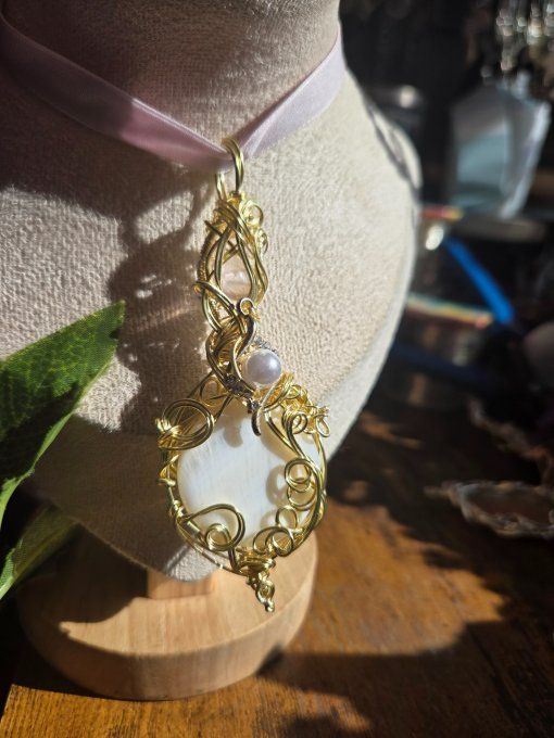 Amulette Légende d’amour : nacre et quartz rose 