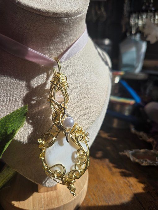 Amulette Légende d’amour : nacre et quartz rose 
