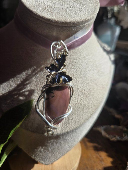 Pendentif rhodonite naturelle, apaisement & soin du cœur