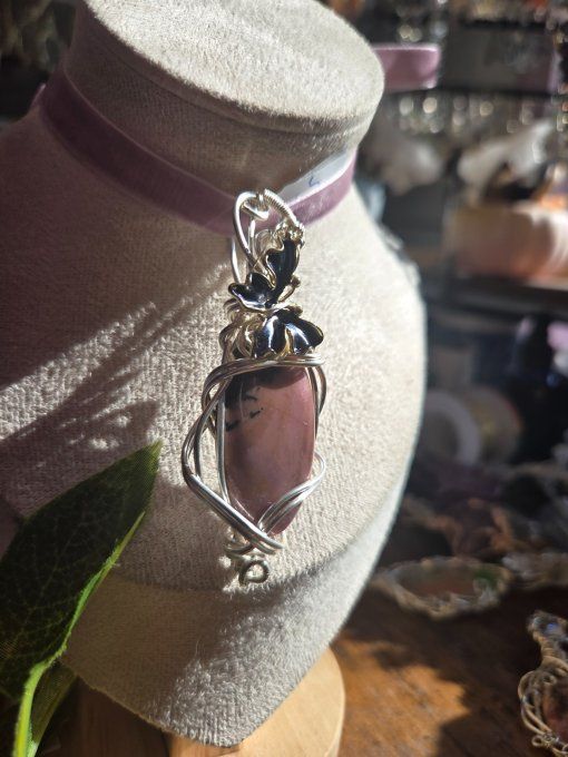 Pendentif rhodonite naturelle, apaisement & soin du cœur