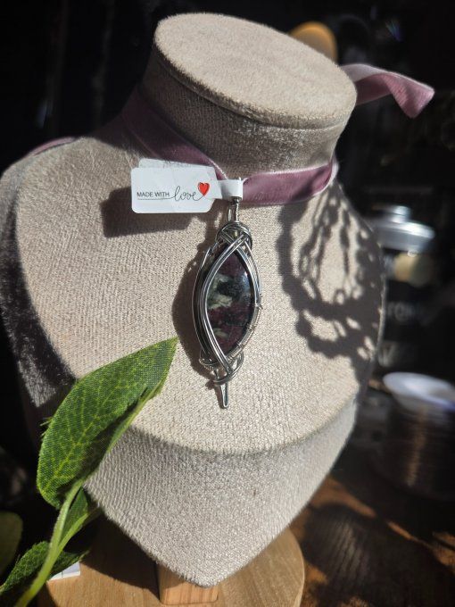 Pendentif en Eudialyte naturelle, amour de soi