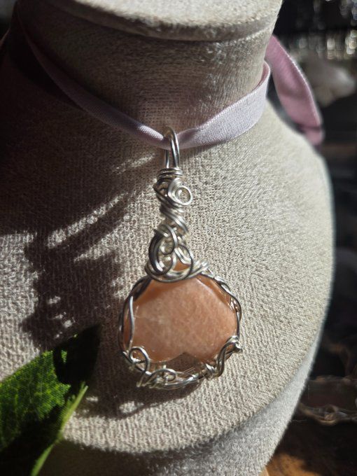 Pendentif pierre de lune pêche ✨ma petite fesse