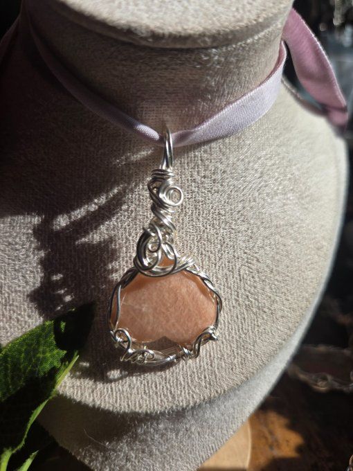 Pendentif pierre de lune pêche ✨ma petite fesse
