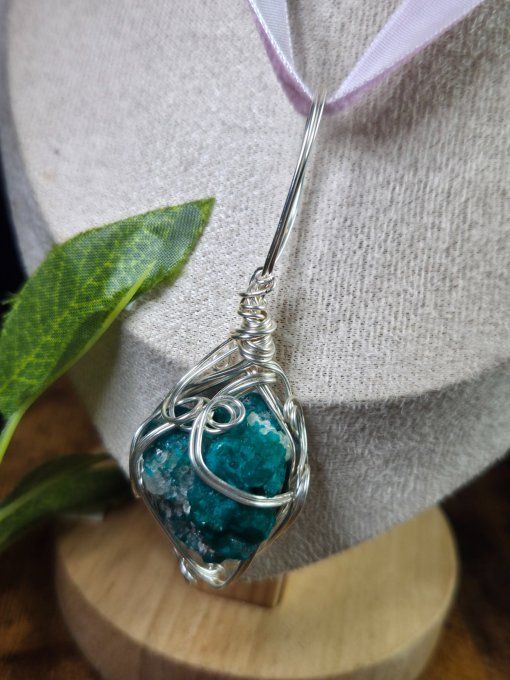 Pendentif Pomme Poison En Dioptase Brute – Amour,soin & Émotions  