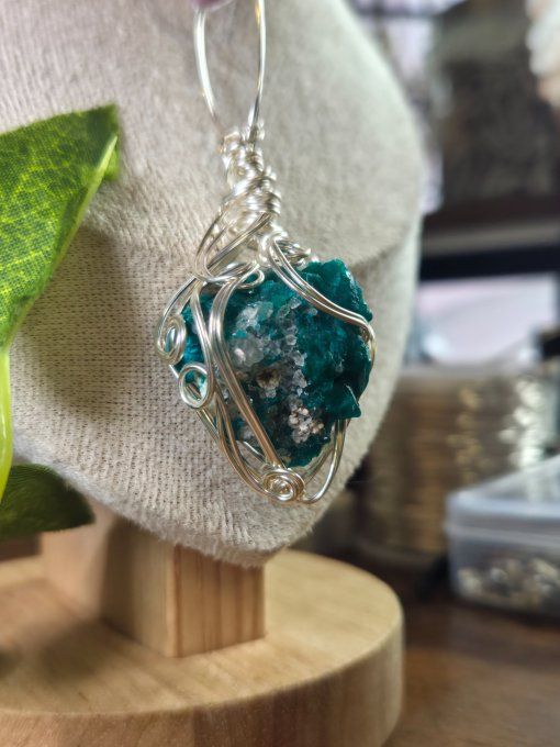 Pendentif Pomme Poison En Dioptase Brute – Amour,soin & Émotions  