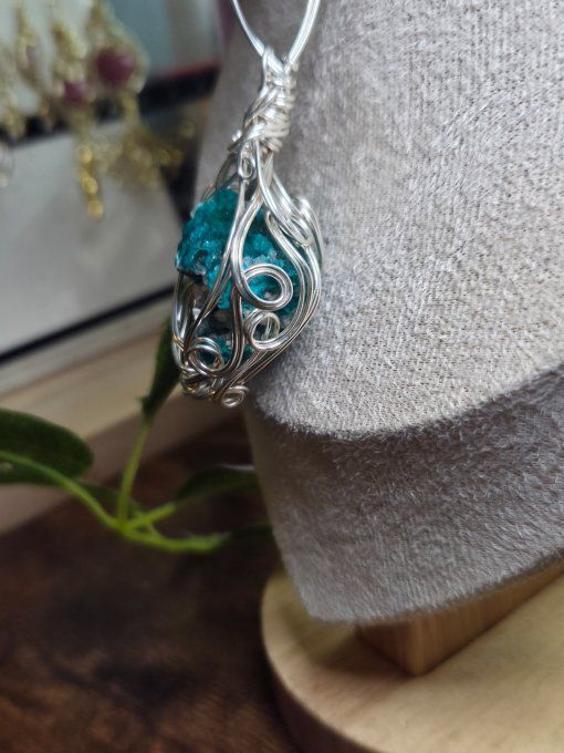 Pendentif Pomme Poison En Dioptase Brute – Amour,soin & Émotions  