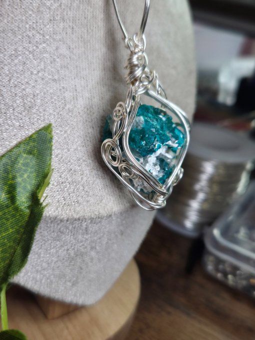 Pendentif Pomme Poison En Dioptase Brute – Amour,soin & Émotions  