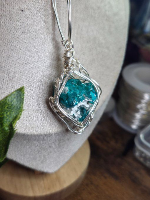 Pendentif Pomme Poison En Dioptase Brute – Amour,soin & Émotions  