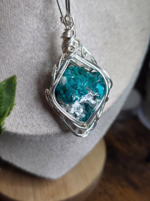 Pendentif Pomme Poison En Dioptase Brute – Amour,soin & Émotions  