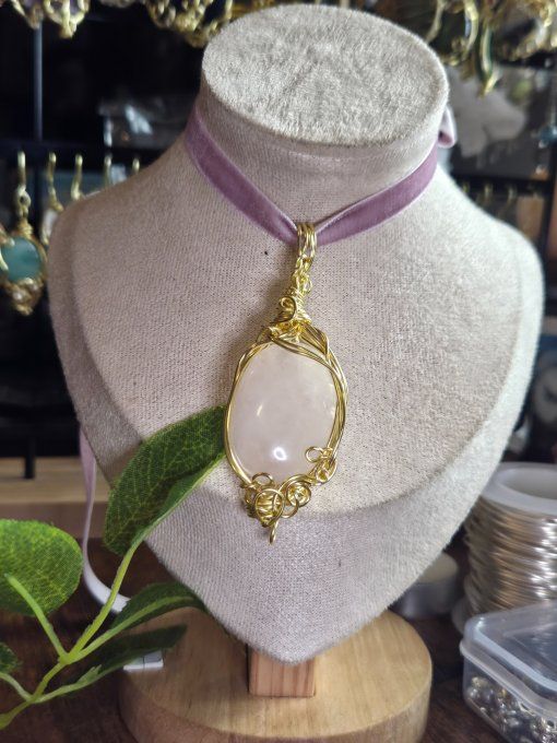 Amulette Quartz rose , or La Pierre De L’Amour Et De La Douceur ?  