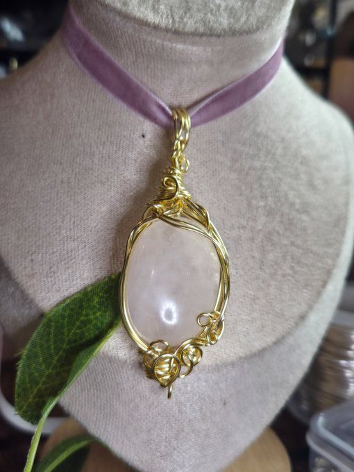 Amulette Quartz rose , or La Pierre De L’Amour Et De La Douceur ?  