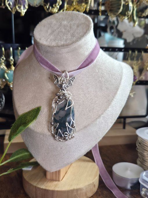 Pendentif En Agate Mousse – Connexion, Renouveau & Sérénité  