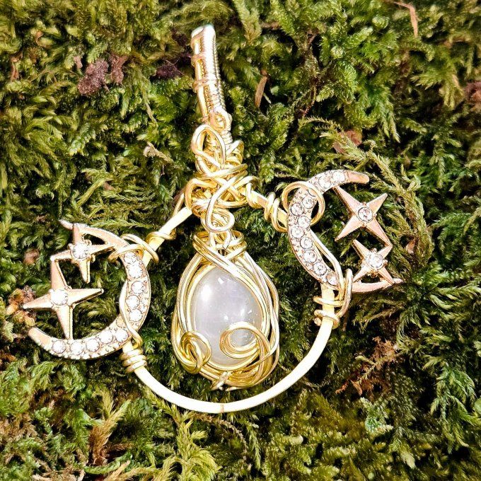 Triple Lune Féminin Sacré – Amulette Pierre de Lune Hecatolite