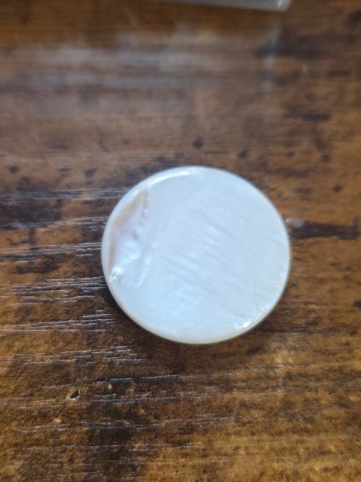 Nacre Blanche  - chevalliere pour Delphine violette