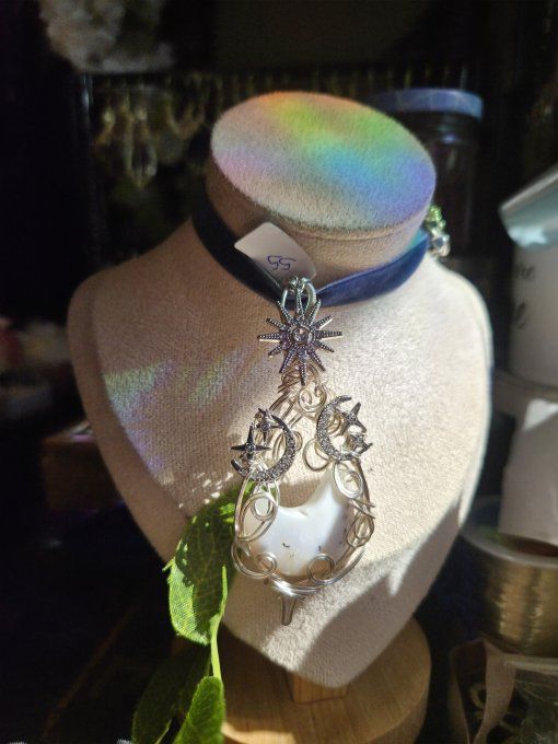 Pendentif Triple Lune – Merlinite pour Équilibre et Magie