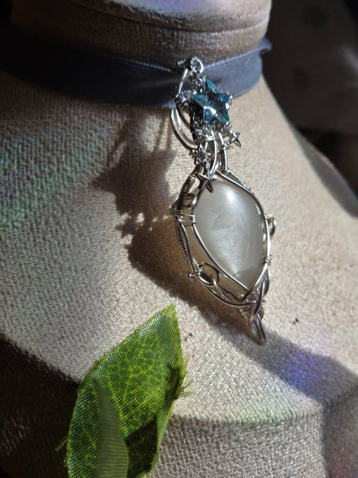 pierre de lune hecatolite ✨ médiumnité et féminin sacré