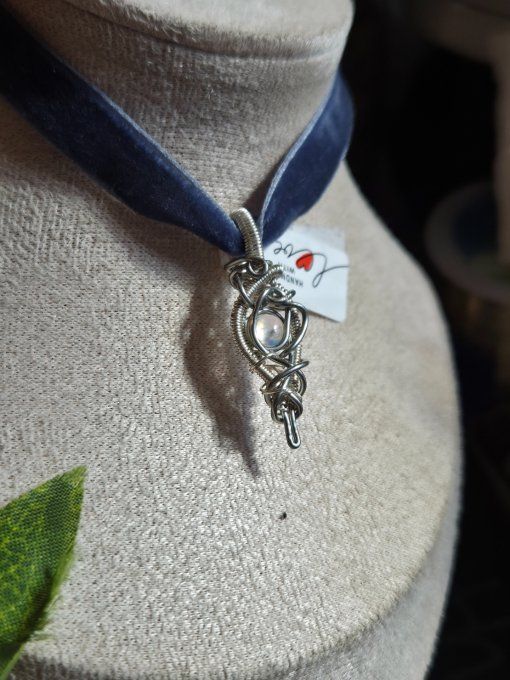 Mini amulette Péristérite  -pierre de lune : protection et concentration 