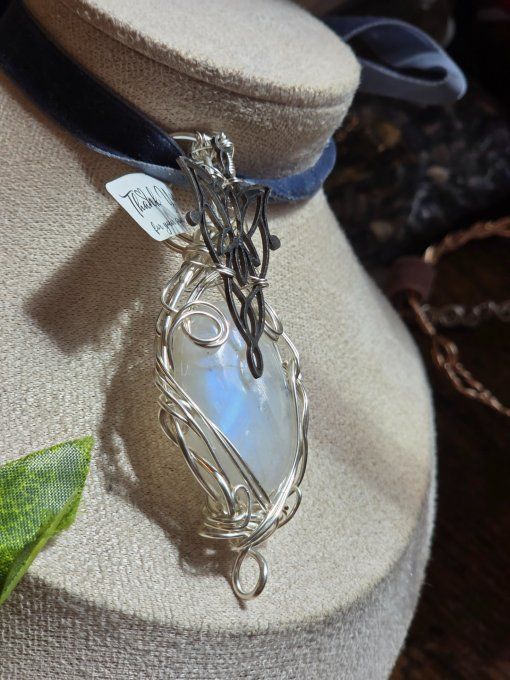 Amulette Pierre de lune : Péristerite -protection et concentration