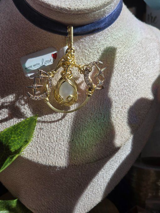 Triple Lune Féminin Sacré – Amulette Pierre de Lune Hecatolite