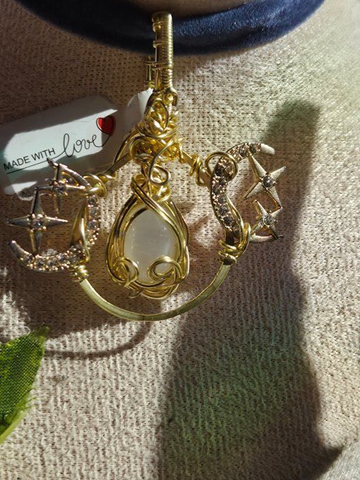 Triple Lune Féminin Sacré – Amulette Pierre de Lune Hecatolite