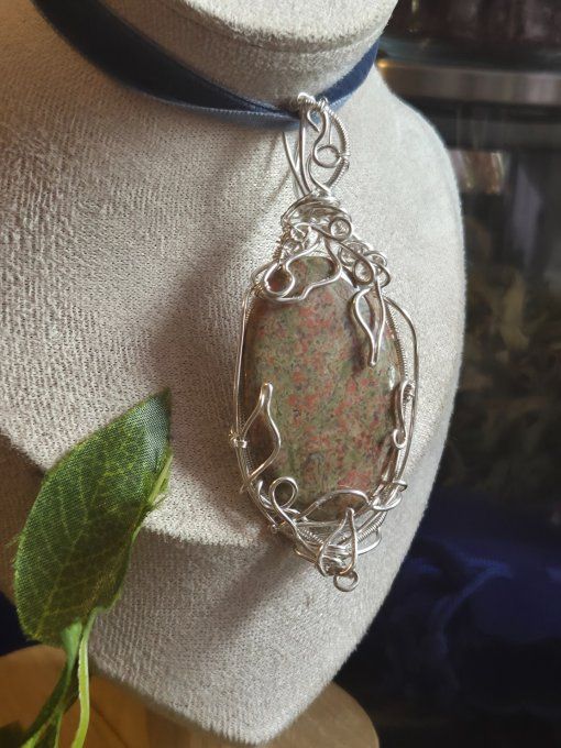 Pendentif Unakite Epine & Ronce– Énergie, Harmonie & Sérénité  .