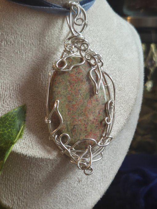 Pendentif Unakite Epine & Ronce– Énergie, Harmonie & Sérénité  .