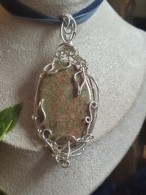 Pendentif Unakite Epine & Ronce– Énergie, Harmonie & Sérénité  .