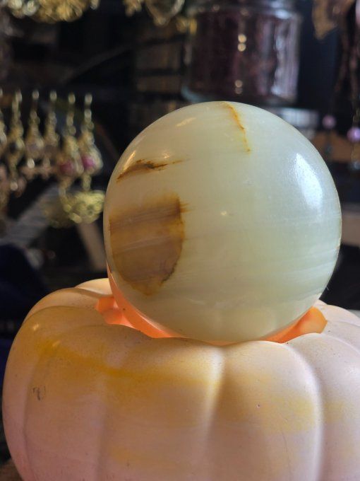 Sphère en agate calcédoine blanche rubanée 60 mm