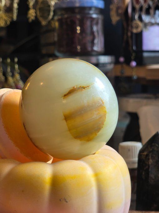 Sphère en agate calcédoine blanche rubanée 60 mm