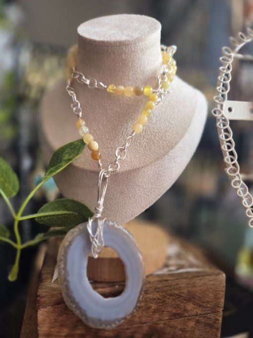 Tranche agate 75 mm et collier perles jaunes 60 cm
