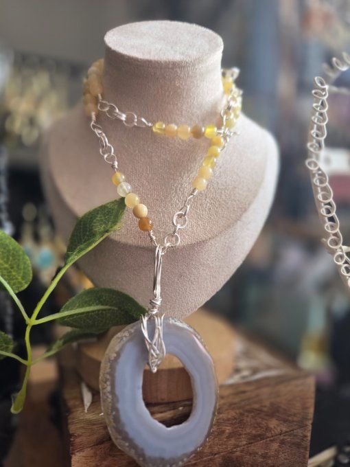 Tranche agate 75 mm et collier perles jaunes 60 cm