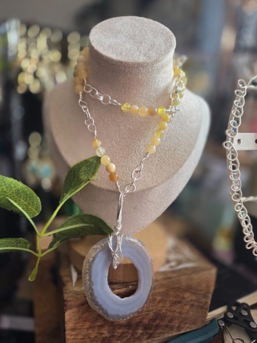Tranche agate 75 mm et collier perles jaunes 60 cm