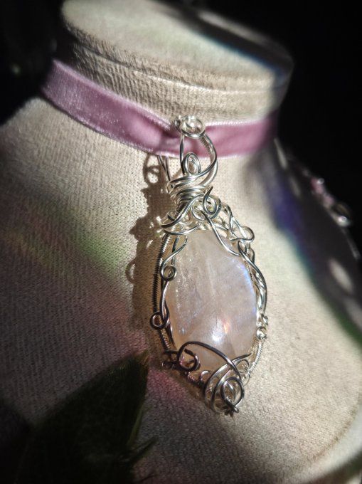 Amulette Belomorite , la pierre de lune parfaite 