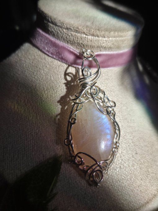 Amulette Belomorite , la pierre de lune parfaite 