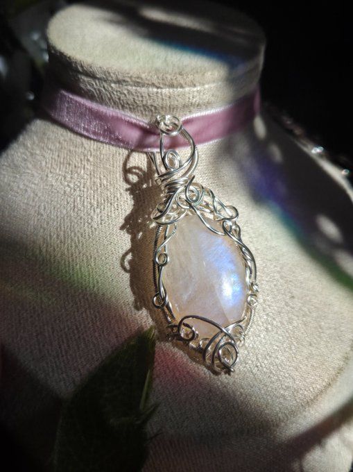 Amulette Belomorite , la pierre de lune parfaite 