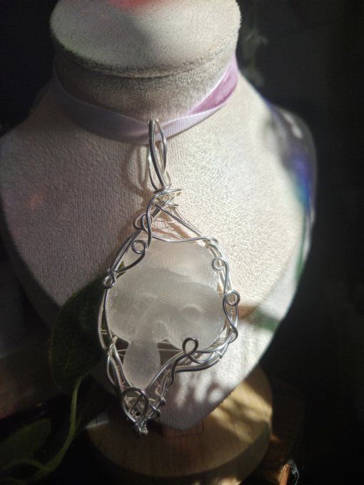 Pendentif Serpent en Sélénite – Purification, Harmonie & Sérénité