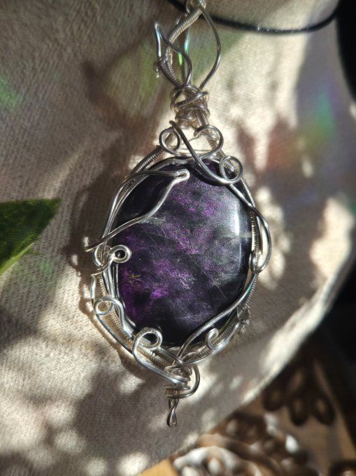 Pendentif purpurite de Namibie, pierre de libération et d’intuition. 