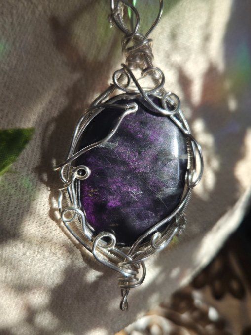 Pendentif purpurite de Namibie, pierre de libération et d’intuition. 