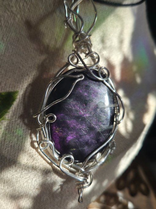 Pendentif purpurite de Namibie, pierre de libération et d’intuition. 