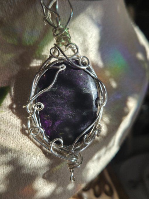 Pendentif purpurite de Namibie, pierre de libération et d’intuition. 