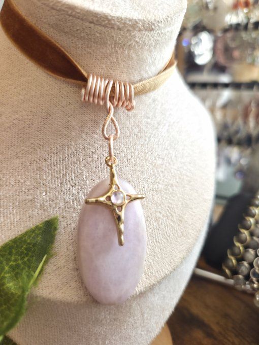 Pendentif kunzite : etoile d’or -amour & apaisement 