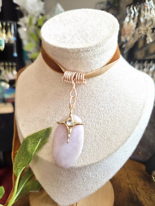 Pendentif kunzite : etoile d’or -amour & apaisement 